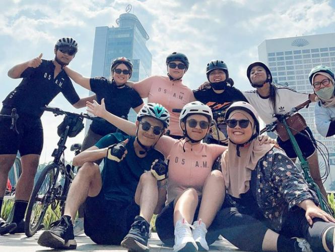 Clarissa Putri bersepeda bersama dengan teman-temannya. (instagram.com/clarissaputri_)