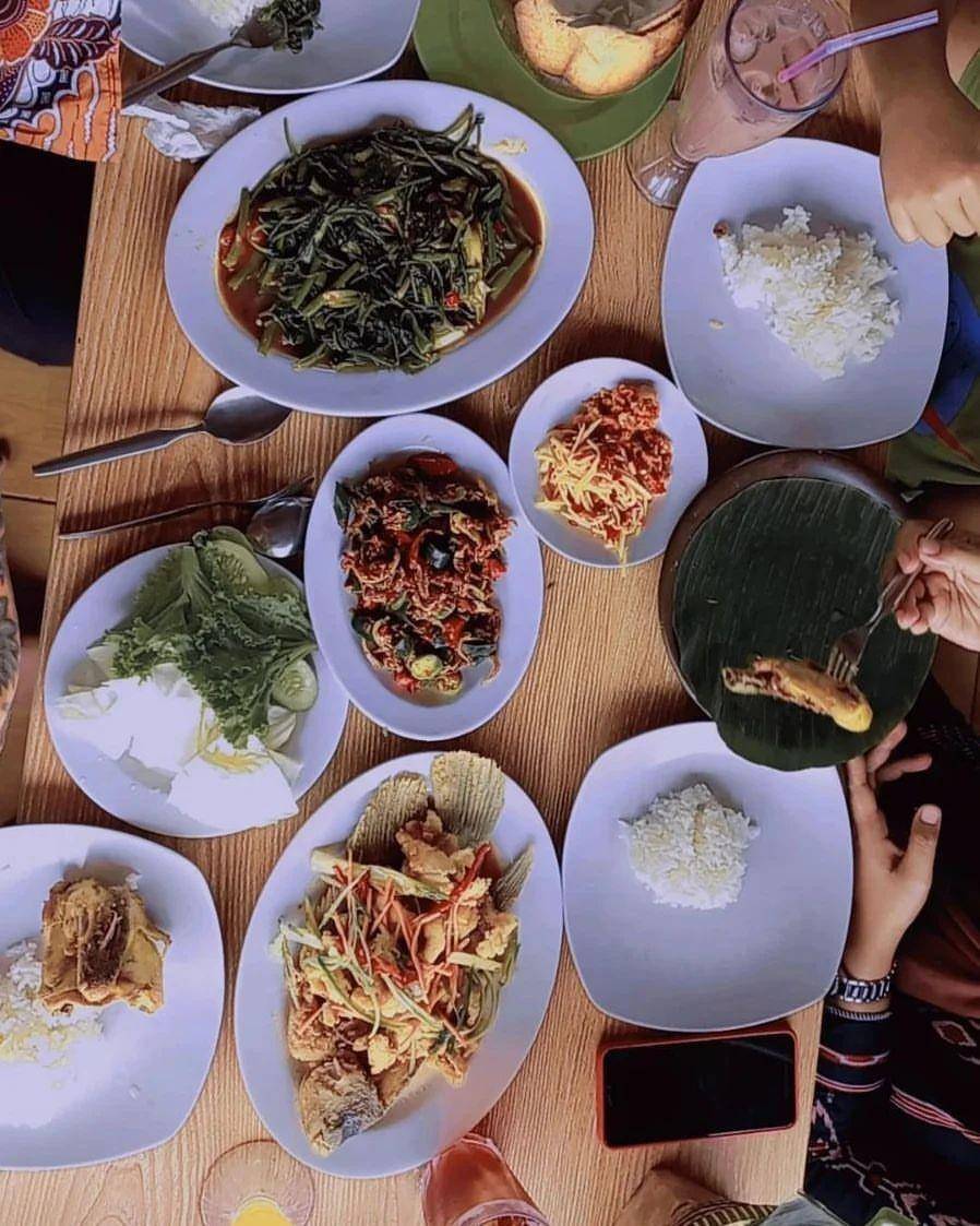 Rumah Makan Kampung Kecil (instagram.com/rizka_herman)