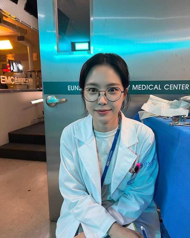 10 Potret Son Na Eun Kenakan Jas Dokter di Balik Layar Ghost Doctor