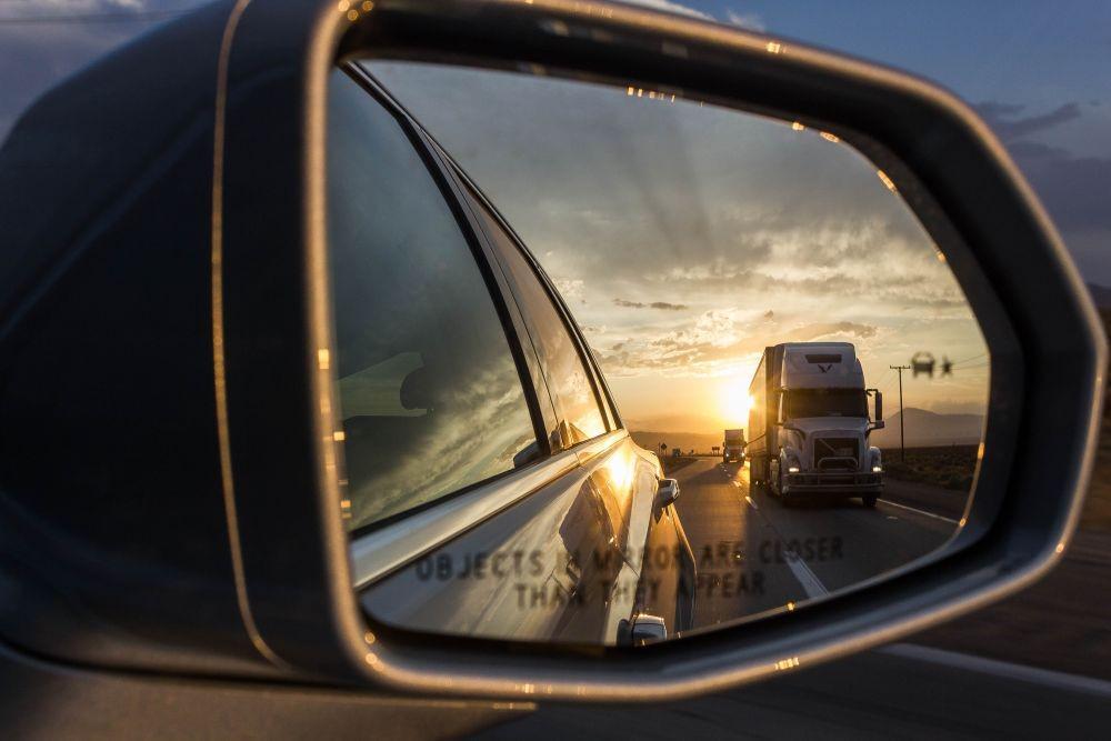6 Tips Aman Berkendara di Dekat Truk