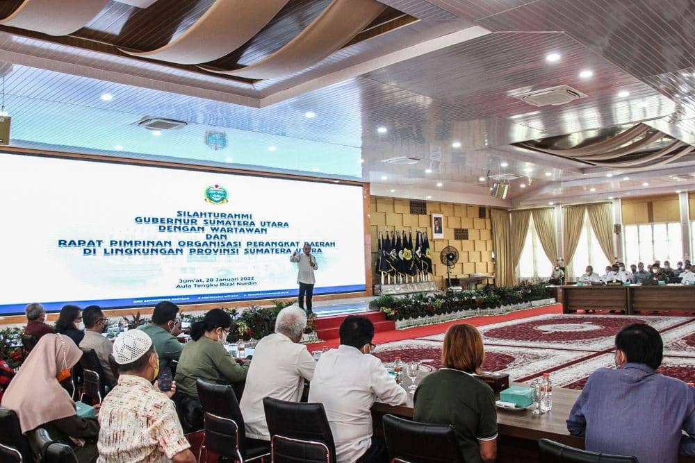 Gubernur Sumatera Utara (Sumut) Edy Rahmayadi menggelar pertemuan dengan para wartawan bersama seluruh pimpinan organisasi perangkat daerah (OPD) Pemerintah Provinsi (Pemprov) di Aula Tengku Rizal Nurdin, Rumah Dinas Gubernur, Jalan Jenderal Sudirman Nomor 41 Medan, Jumat (28/1). (DISKOMINFO SUMUT)