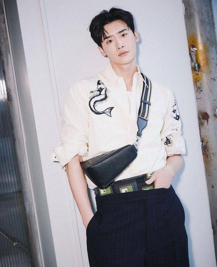 Lee Jong Suk (instagram.com/jongsuk0206)