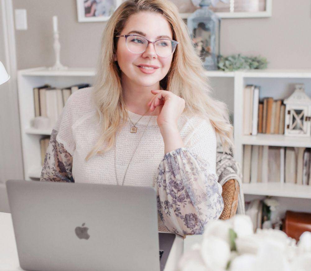 ilustrasi penulis wanita (unsplash.com/Paige Cody)