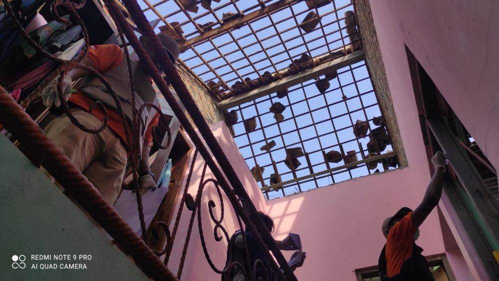 Genteng pondok Darul Masryuh Grobogan berantakan kena ledakan. (Dok Humas Polda Jateng)
