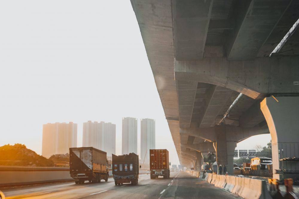 Jaga jarak aman dengan truk (Unsplash/Indira Tjokorda)