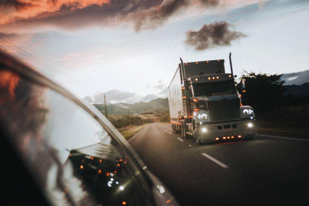 Berkendara dekat truk (Unsplash/Josiah Farrow)