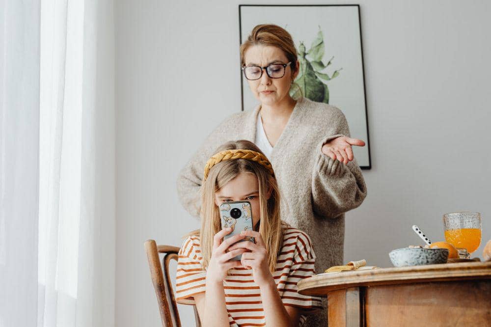 ilustrasi anak mengabaikan ibunya (pexels.com/Karolina Grabowska)