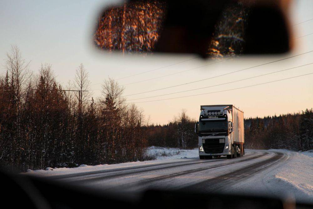 Berkendara dekat truk (Unsplash/ Roberto Hanas)