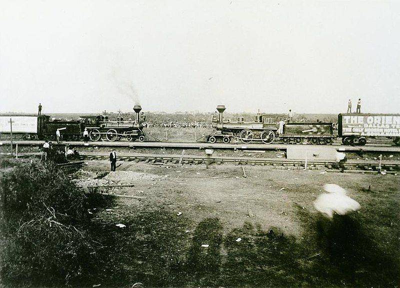 Foto oleh Jervis C. Deane dari dua lokomotif sebelum bertabrakan sebagai bagian dari atraksi pada tahun 1896 di Crush, Texas, AS pada 15 September 1896. (commons.wikimedia.org/Southern Mysteries)