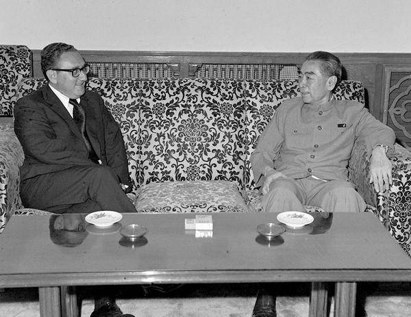 potret Henry Kissinger dan Zhou Enlai (dok. White House Photo)
