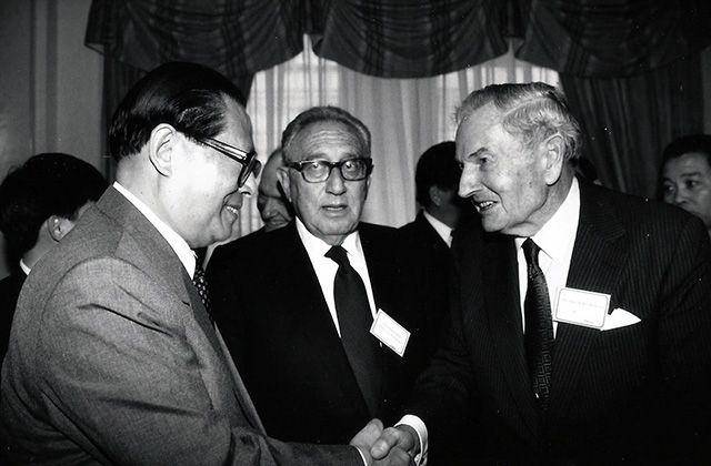 (Kiri ke Kanan) Jiang Zemin, Henry Kissinger, dan David Rockefeller bertemu pada konferensi Asia Society 1995 di New York. (dok. Asia Society/Elsa Ruiz)