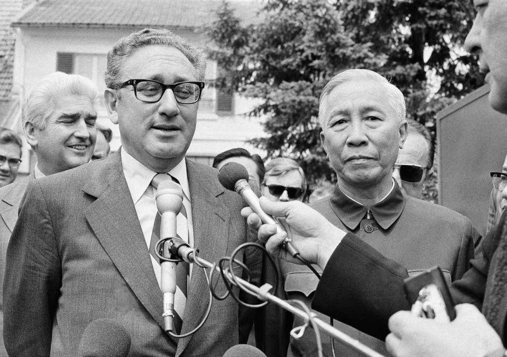potret Henry Kissinger (kiri) dan Le Duc Tho (dok. AP Photo/Michel Lipchitz)