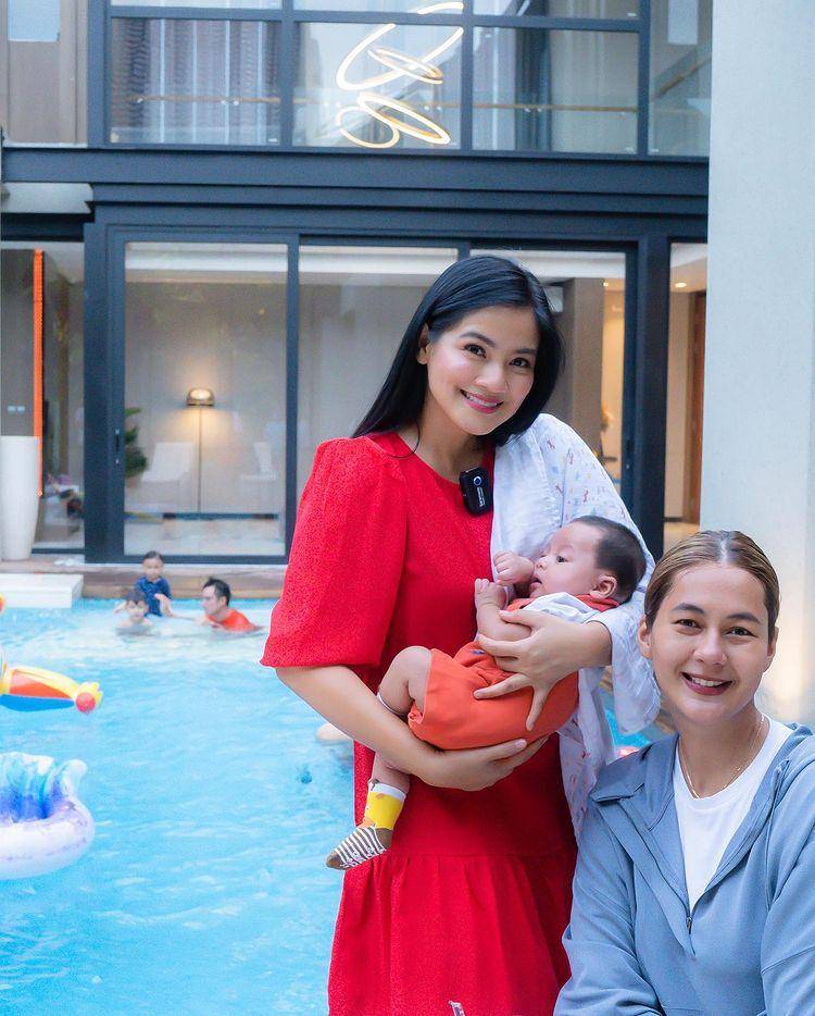 potret keluarga Baim Wong di rumah Titi Kamal (instagram.com/titi_kamall)