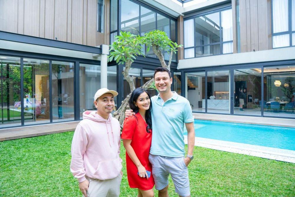 10 Potret Artis Berkunjung ke Rumah Baru Titi Kamal, Seru!