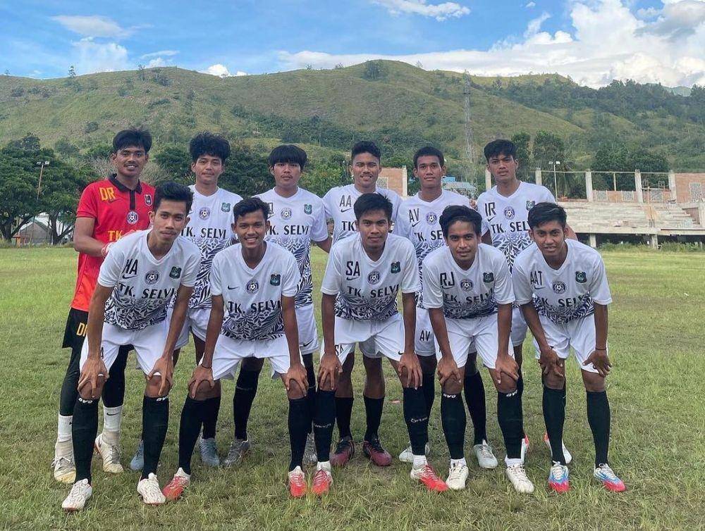Para pemain Gasma Enrekang berpose sebelum laga uji coba kontra klub lokal PS Baraka di Lapangan Sepak Bola Baraka di Kabupaten Enrekang, Rabu 26 Januari 2022. (Instagram.com/gasma.enrekang)