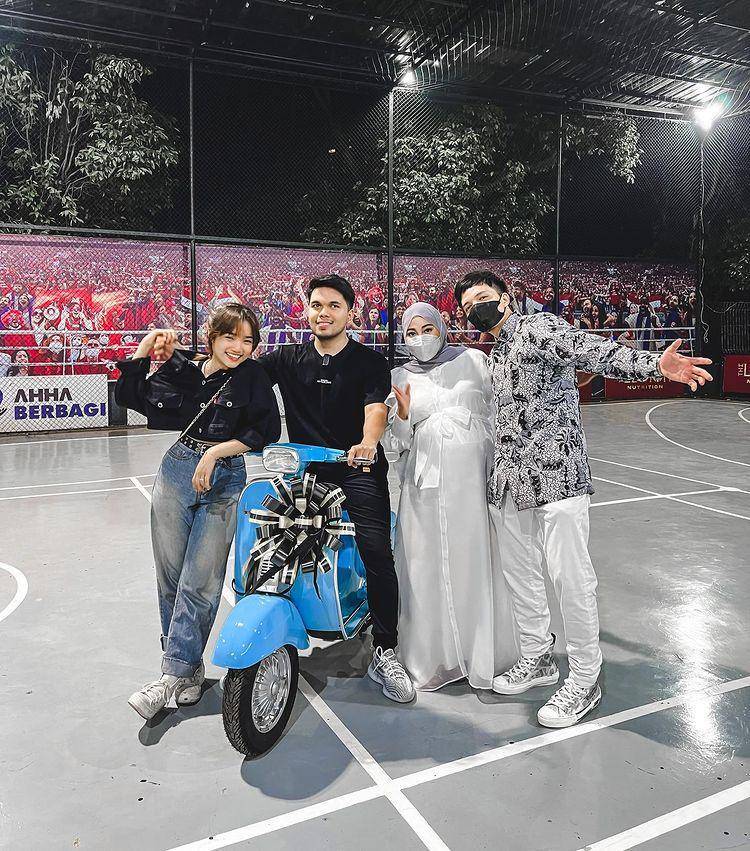 potret Thariq Halilintar, Atta Halilitar, Aurel Hermansyah dan Fuji Utami (instagram.com/attahalilintar)