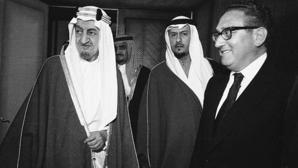Raja Faisal bertemu dengan mantan Menteri Luar Negeri AS Henry Kissinger di Riyadh pada 19 Maret 1975 (dok. AP Photo)