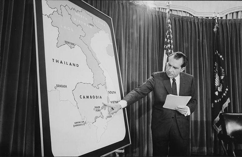 Presiden Nixon saat menunjuk di sepanjang perbatasan Kamboja dalam pidatonya untuk mengumumkan serangan Kamboja. (commons.wikimedia.org/National Archives and Records Administration)