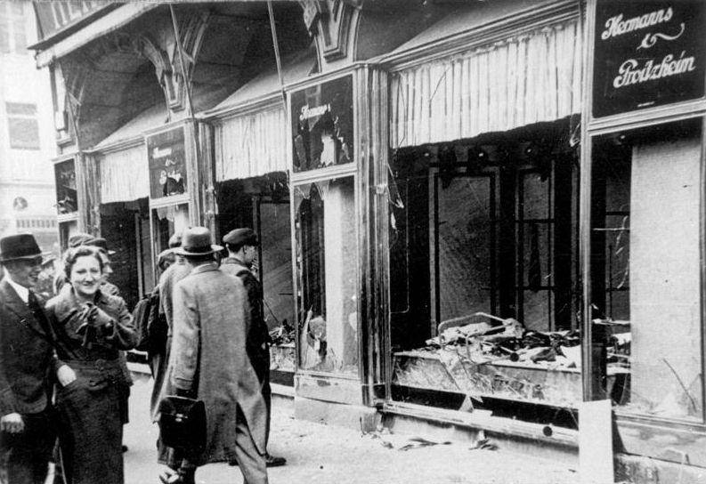 Kristallnacht, November, toko-toko Yahudi yang dihancurkan. (commons.wikimedia.org/German Federal Archive)
