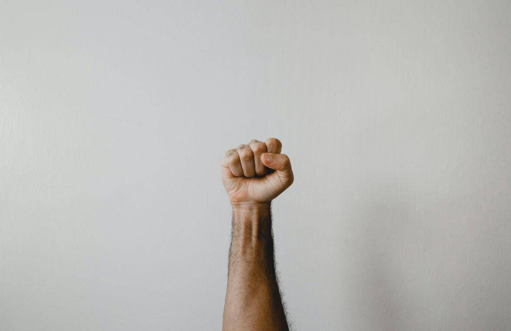 ilustrasi tangan mengepal (unsplash.com/clay banks)