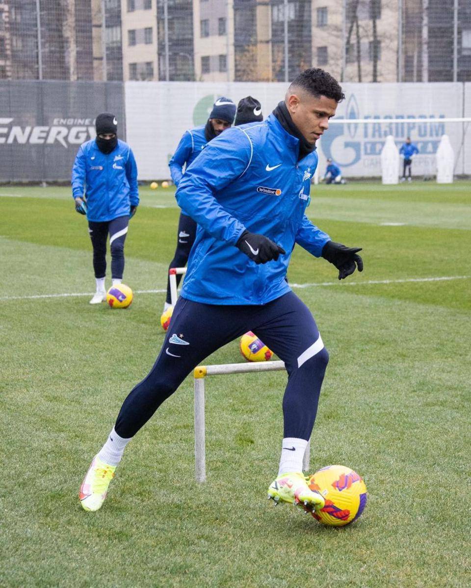 Douglas Santos (instagram.com/douglassantos06)