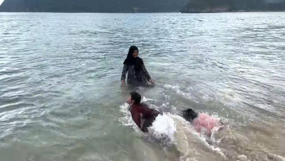 Momen Ria Ricis dan kedua anak Oki Setiana Dewi di pantai Aceh (youtube.com/Oki Setiana Dewi)