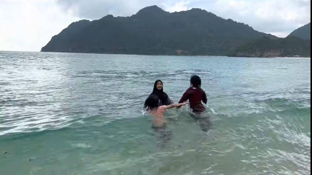 Momen Ria Ricis dan kedua anak Oki Setiana Dewi di pantai Aceh (youtube.com/Oki Setiana Dewi)