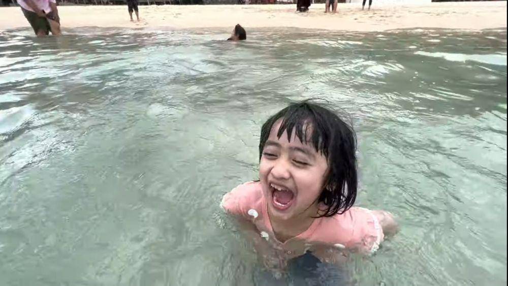Momen Ria Ricis dan kedua anak Oki Setiana Dewi di pantai Aceh (youtube.com/Oki Setiana Dewi)