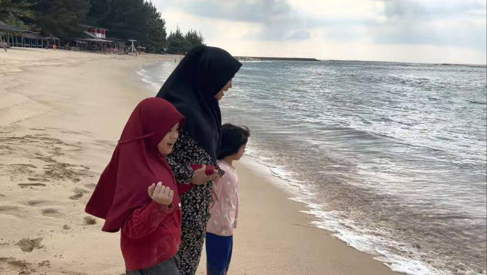 Momen Ria Ricis dan kedua anak Oki Setiana Dewi di pantai Aceh (youtube.com/Oki Setiana Dewi)