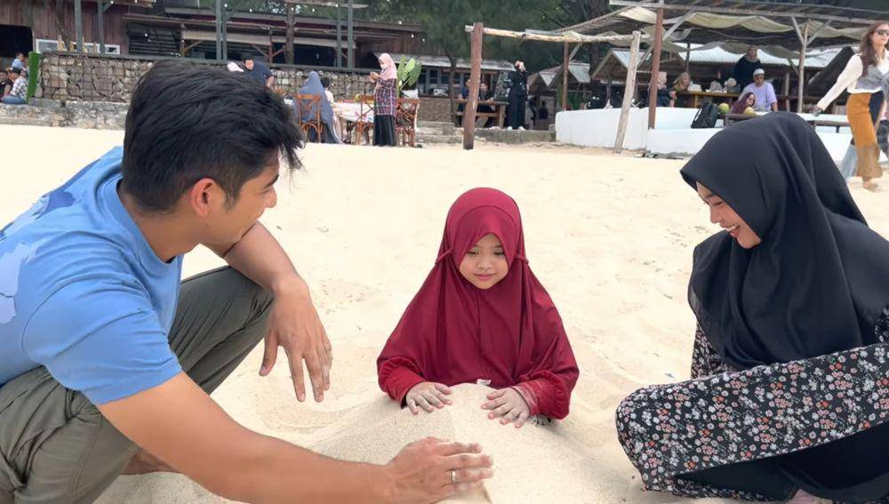 Momen Ria Ricis dan kedua anak Oki Setiana Dewi di pantai Aceh (youtube.com/Oki Setiana Dewi)