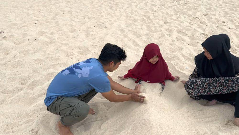 Momen Ria Ricis dan kedua anak Oki Setiana Dewi di pantai Aceh (youtube.com/Oki Setiana Dewi)