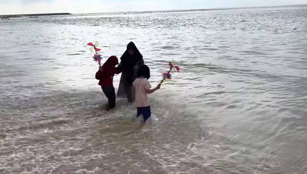 Momen Ria Ricis dan kedua anak Oki Setiana Dewi di pantai Aceh (youtube.com/Oki Setiana Dewi)