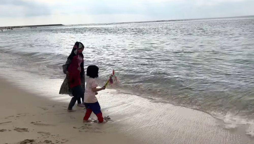 Momen Ria Ricis dan kedua anak Oki Setiana Dewi di pantai Aceh (youtube.com/Oki Setiana Dewi)