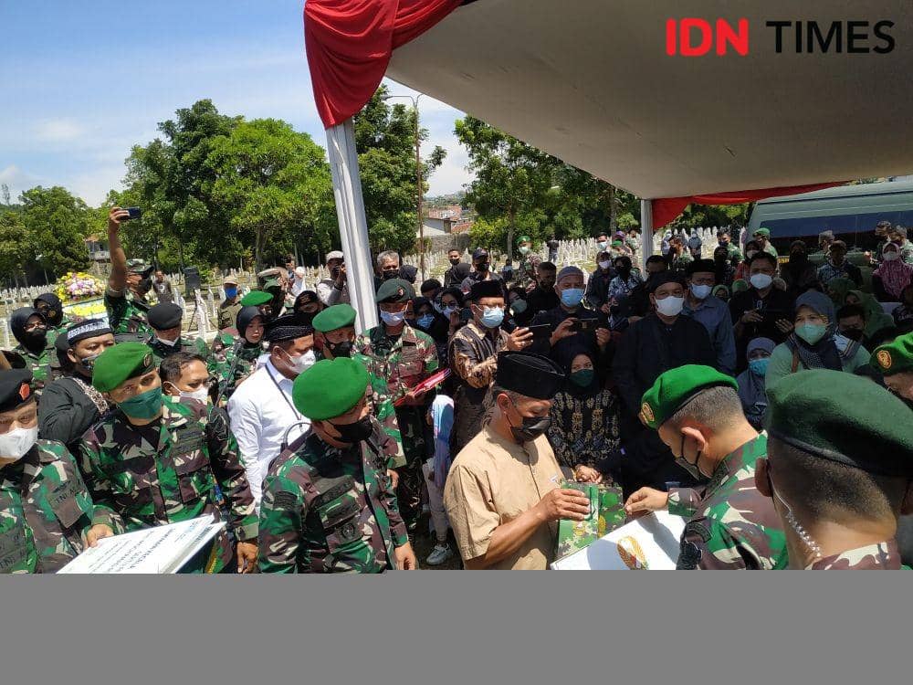 Pemakaman Jenazah Sertu Anumerta, Mochmad Rizal Maulana Arifin dimakamkan di Taman Makam Pahlawan (TMP) Cikutra pada Sabtu (29/1/2022). (IDN Times-Azzis Zulkhairil)