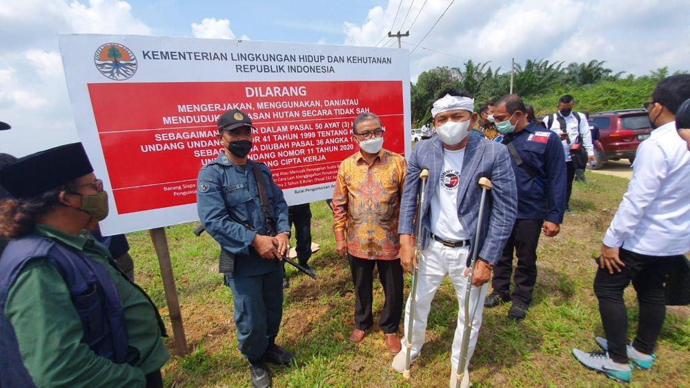 Gunakan Tongkat Setelah Operasi, Dedi Mulyadi Segel Lahan Sawit ilegal