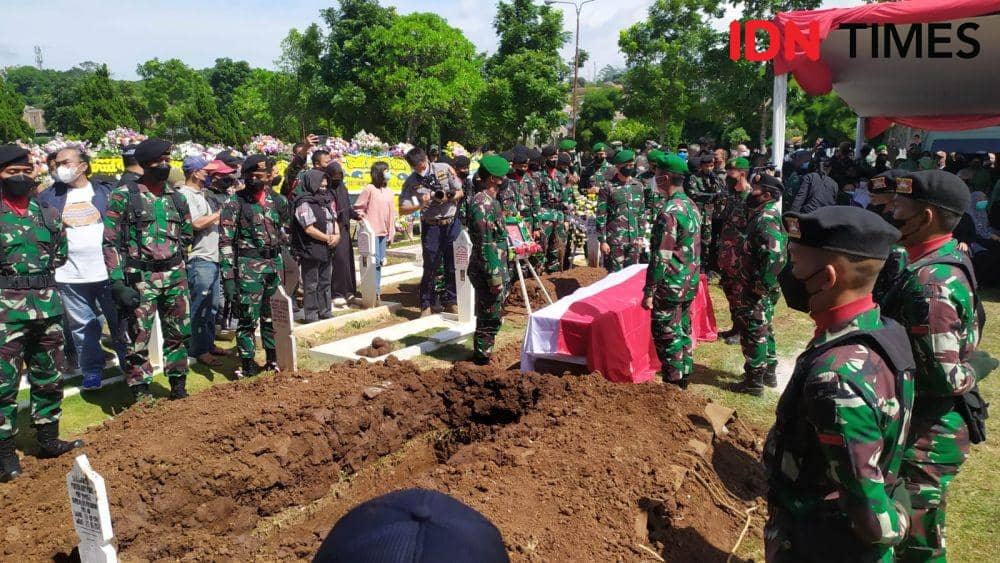 Pemakaman Jenazah Sertu Anumerta, Mochmad Rizal Maulana Arifin dimakamkan di Taman Makam Pahlawan (TMP) Cikutra pada Sabtu (29/1/2022). (IDN Times-Azzis Zulkhairil)