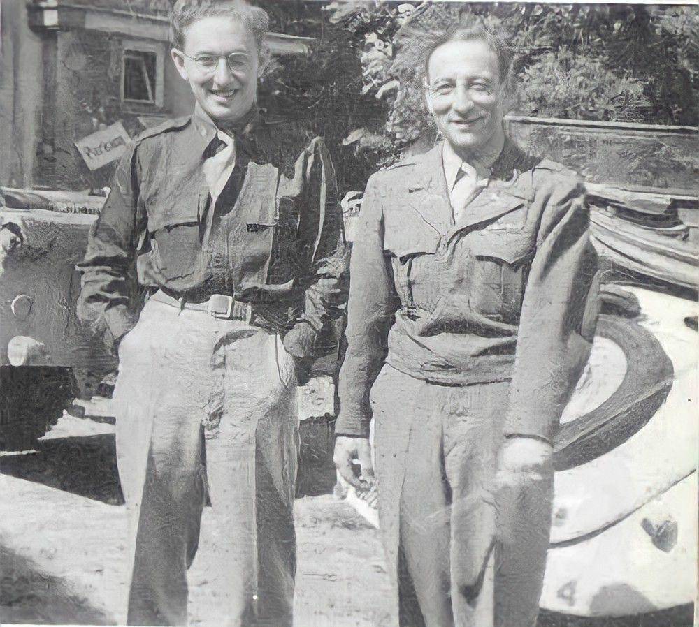 potret Henry Kissinger (kiri) dengan Fritz Kraemer pada tahun 1945 (discover.hubpages.com)