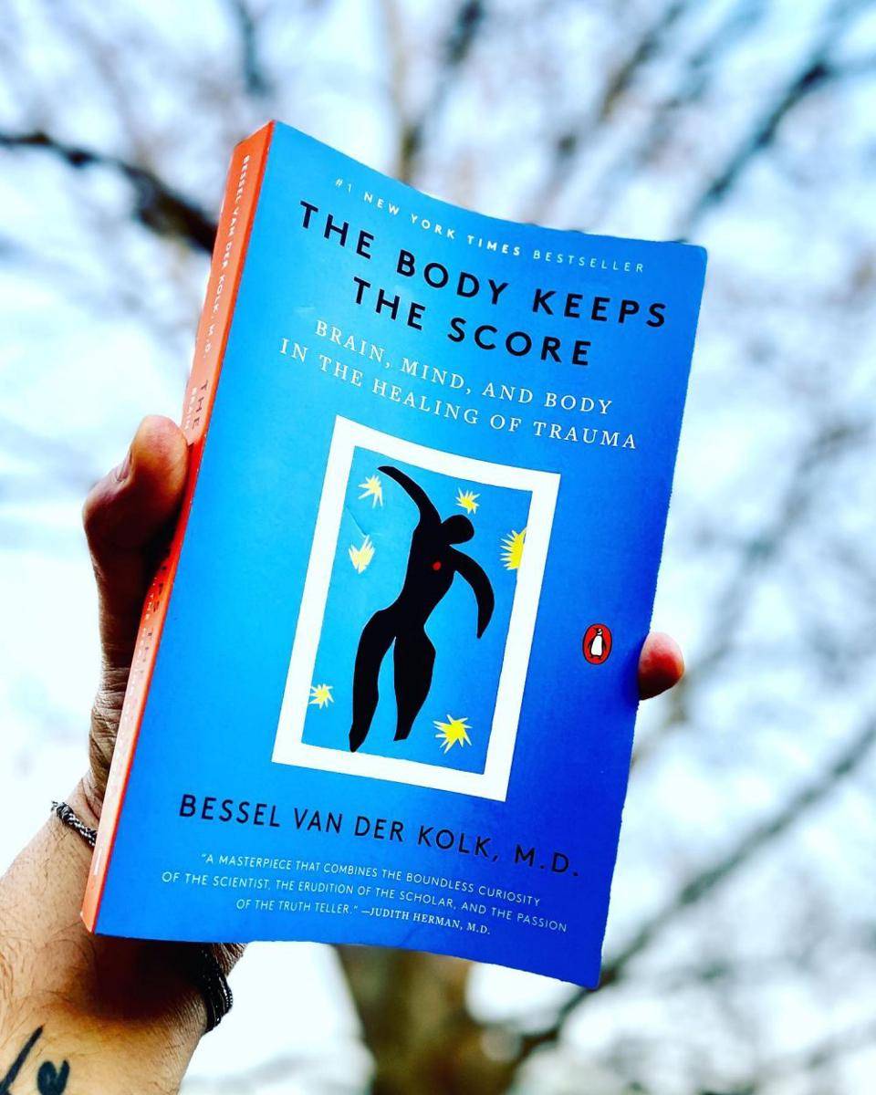 buku The Body Keeps the Score oleh Bessel Van Der Kolk (instagram.com/respirospace)