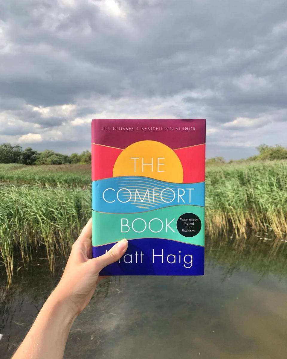 buku The Comfort Book oleh Matt Haig (instagram.com/rosa.reading)