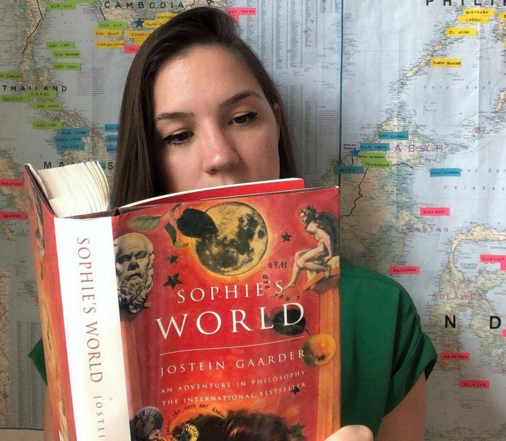 Shopie's World karya Jostein Gaarder (instagram.com/nahdika)