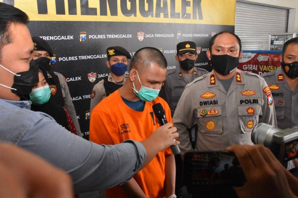 Tersangka pembobol akun marketplace saat dirilis Satreskrim Polres Trenggalek. IDN Times/ istimewa