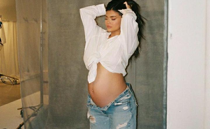 10 Potret Kylie Jenner Pamer Baby Bump Anak Kedua