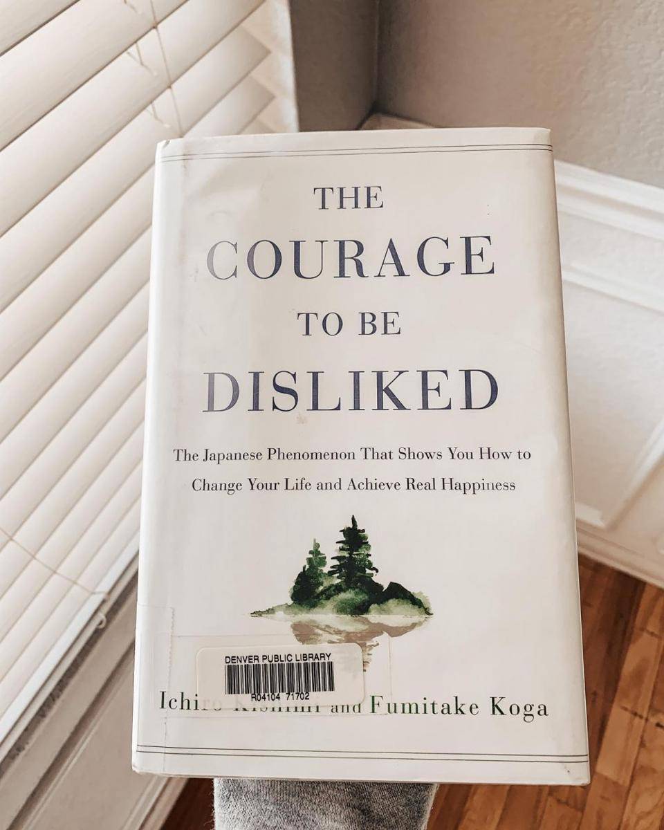 buku The Courage To Be Disliked oleh Ichiro Kishimi dan Fumitake Koga (instagram.com/wholeisticmama_)