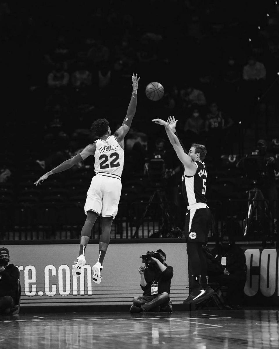 Matisse Thybulle saat mengeblok tembakan Luke Kennard di NBA. (instagram.com/theycallmetisse)
