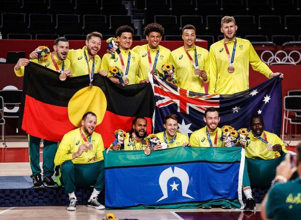Matisse Thybulle bersama rekannya di timnas Australia (instagram.com/theycallmetisse)