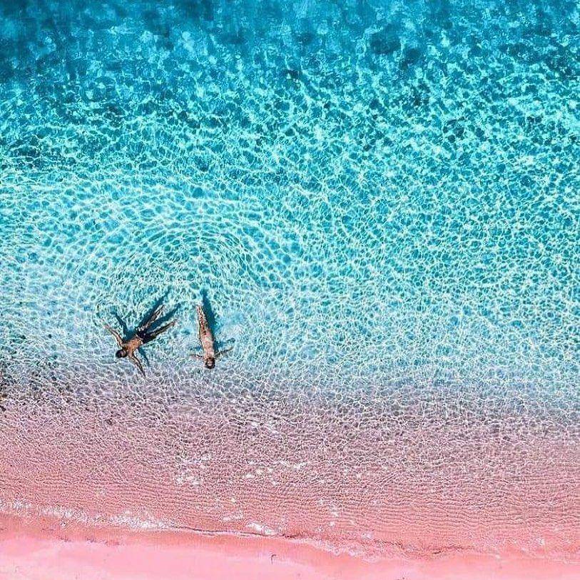 Berenang romantis bersama pasangan di Pantai Merah. (instagram.com/thekhatirdari)