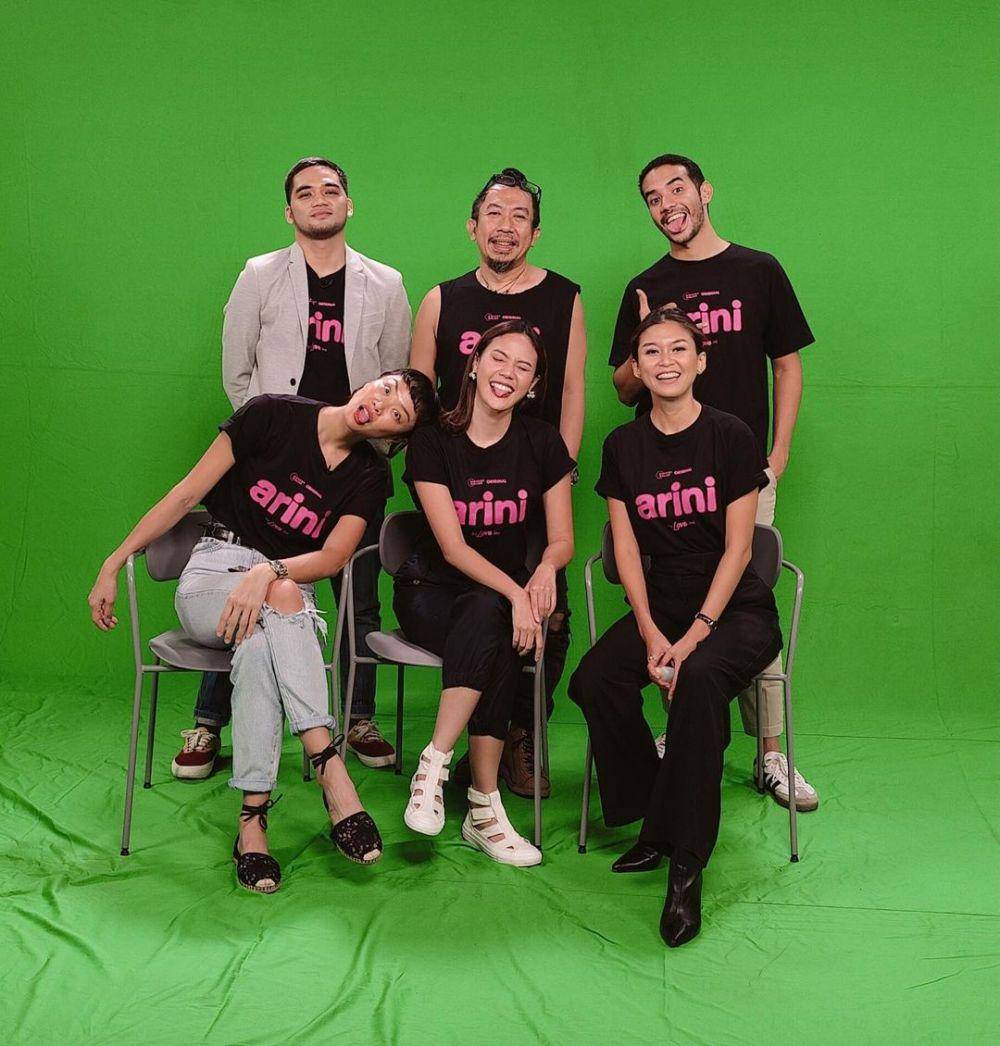 potret Della Dartyan bersama para cast dan sutradara film Arini by Love.inc  (instagram.com/delladartyan)