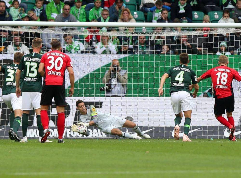 Koen Casteels melakukan penyelamatan penalti. (instagram.com/koencasteels1)