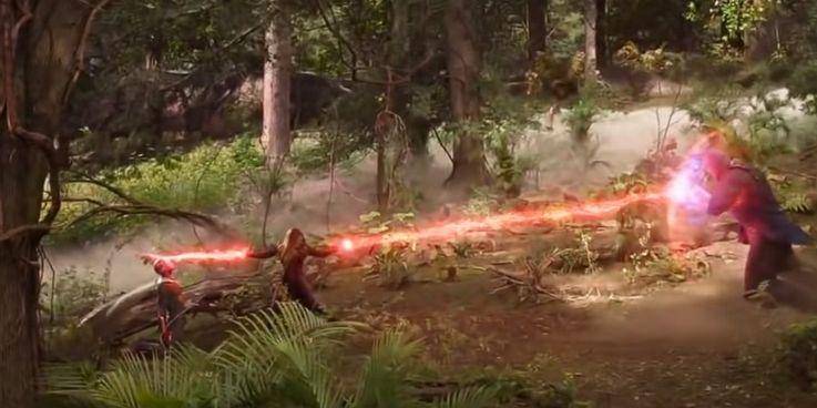 Wanda yang harus membunuh Vision sekaligus menahan Thanos (dok. Marvel Studios/Avengers: Infinity War)