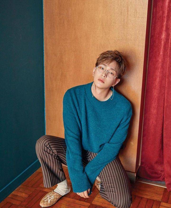 Onew (instagram.com/dlstmxkakwldrl)